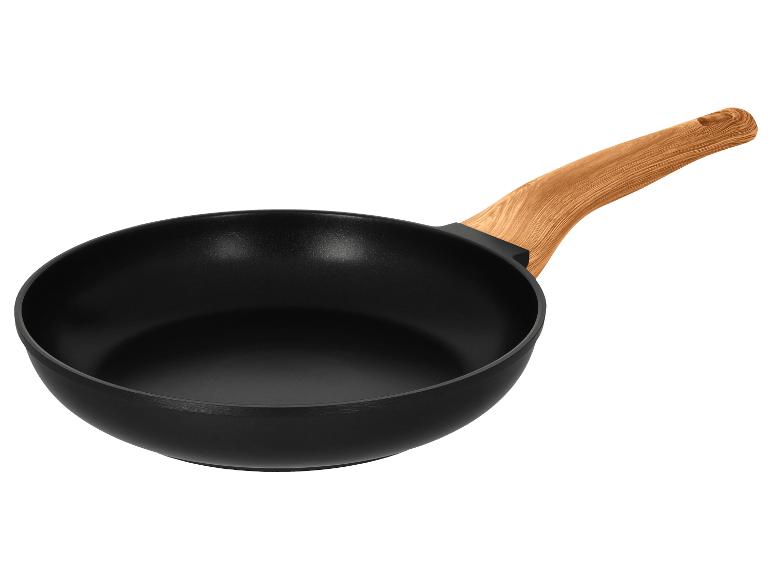 Černá pánev s dřevěnou rukojetí