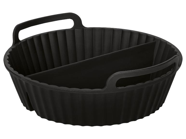 Černý silikonový koš s uchy a přepážkou, ideální pro horkovzdušné fritézy.