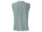 Světle modrá, bez rukávů trička.