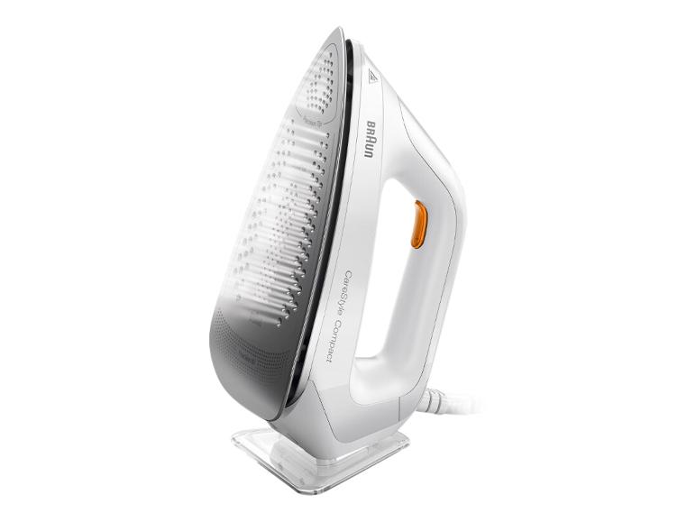 Žehlička Braun CareStyle Compact v bílé a šedé barvě.