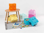 LEGO úložné boxy v různých barvách, včetně modré bedny s LEGO kostkami.