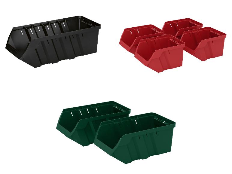 Černé, červené a zelené plastové úložné boxy.