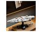 Model LEGO Star Wars Home One Star Cruiser na výstavním stojanu.