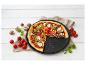 Pizza s houbami a cherry rajčaty na pekáči.