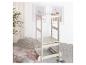Dřevěná učící věž s nastavitelnou plošinou v dětském pokoji s obrázky zvířat.