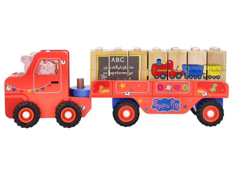 Červený hračkářský náklaďák Peppa Pig s dřevěnými kostkami s písmeny a obrázky.