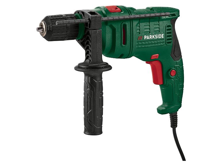 Zelená a černá vrtačka s hloubkovým dorazem a přídavnou rukojetí.