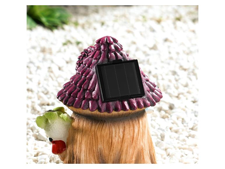 Růžový domeček z houby se solárním panelem.