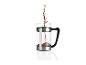 Mletá káva se nalévá do skleněné french press.