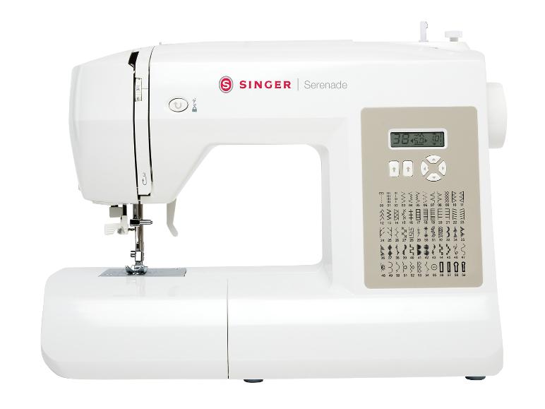 Bílý šicí stroj SINGER Serenade s digitálním displejem a mnoha vzory stehů.