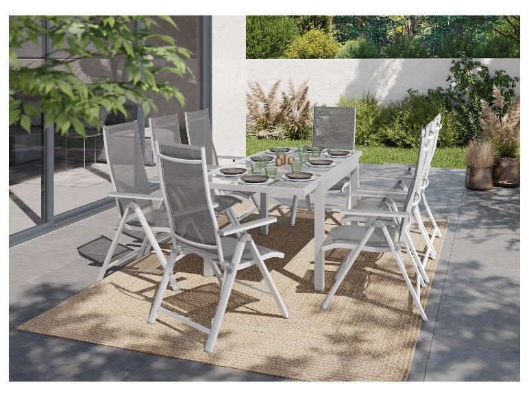 Venkovní jídelní sada: bílý stůl a skládací židle s područkami.