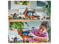 Dítě si hraje s LEGO City Jungle Explorers vrtulníkem a dalším příslušenstvím z džungle.
