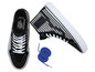 Dva páry černých Vans Sk8-Hi tenisek s bílými pruhy a modrými tkaničkama.