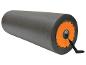 Šedý pěnový válec s oranžovou rukojetí.