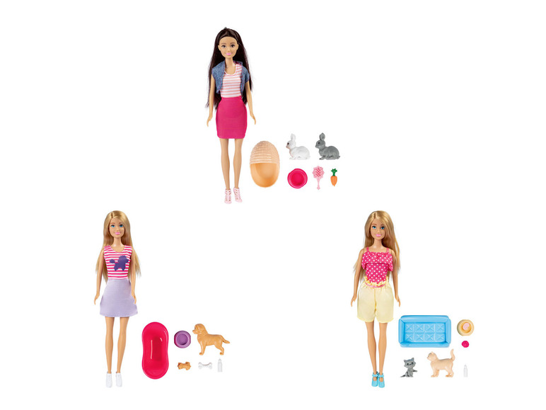 Tři panenky Barbie s doplňky, včetně psa, koček a králíků.