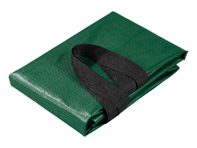 Zelená složená plachta s černým popruhem na bílém pozadí.