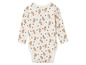 Bílý overal pro miminko s dlouhým rukávem s květinovým vzorem.