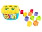 Fisher-Price třídič tvarů s barevnými kostkami různých tvarů.