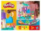 Play-Doh zmrzlinový hrací set s hrajícím si dítětem.