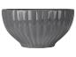 Šedá keramická mísa s reliéfním vzorem.