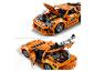 Dva pohledy na oranžové auto LEGO Technic s otevřenou kapotou a kufrem, ukazující detaily motoru.