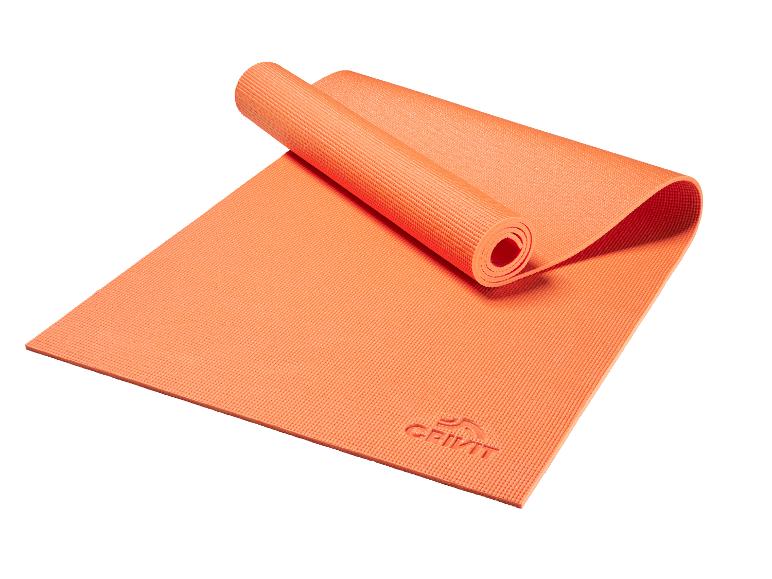 Oranžová podložka na jógu Crivit, částečně srolovaná.