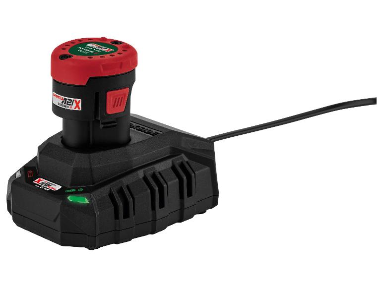 Baterie a nabíječka pro elektrické nářadí, se zeleným indikátorem nabíjení.