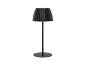 Černá stolní lampa s plisovaným stínidlem a kulatou základnou.