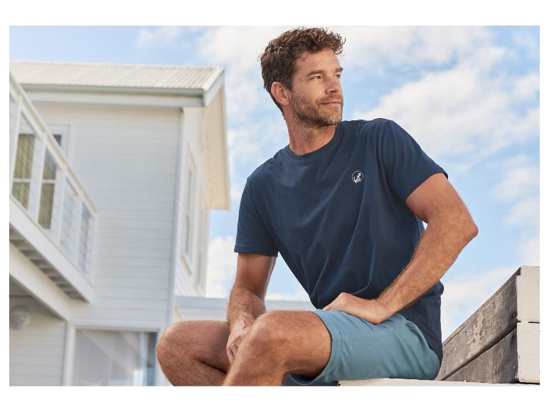 Pánské tričko a šortky, neformální styl.