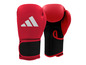 Červené boxovací rukavice Adidas s černou síťovinou.