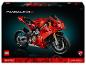 Model motocyklu LEGO Technic Ducati Panigale V4 R v červené barvě na černém pozadí.