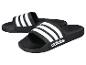 Černé Adidas pantofle se třemi bílými proužky.