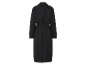 Černý kabát s páskem, zadní pohled.