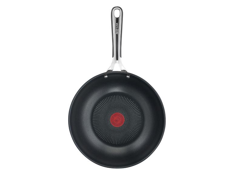 Wok pánev Jamie Tefal s černým vnitřkem a kovovou rukojetí.