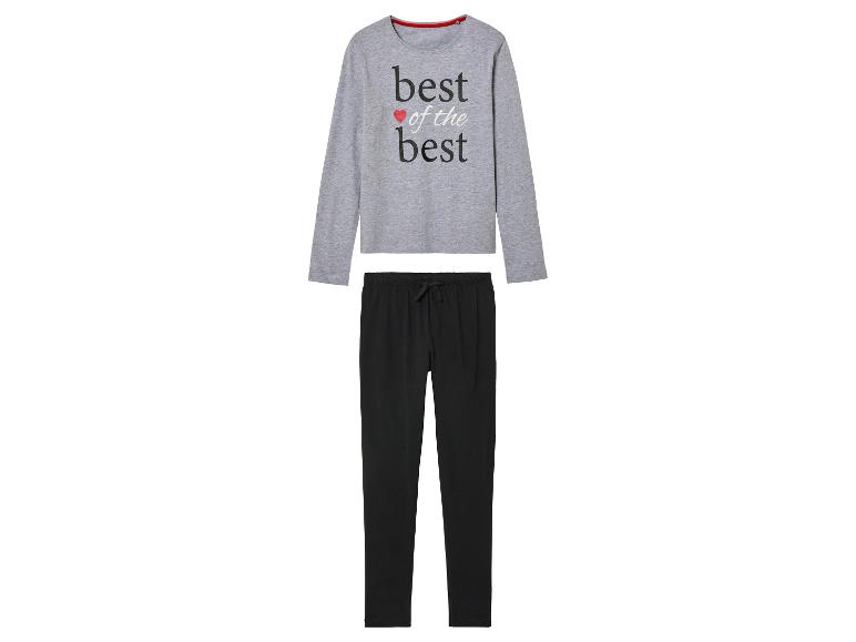 Šedý svetr s dlouhým rukávem s nápisem 'Best of the best' a černé kalhoty.
