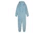 Světle modrá kombinéza s kapucí.