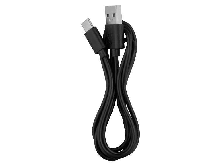 Černý nabíjecí kabel USB-C s konektorem USB-A, stočený do osmičky.