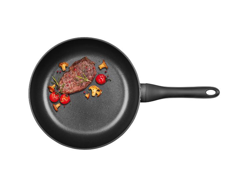 Smažený steak s houbami a cherry rajčaty na pánvi.