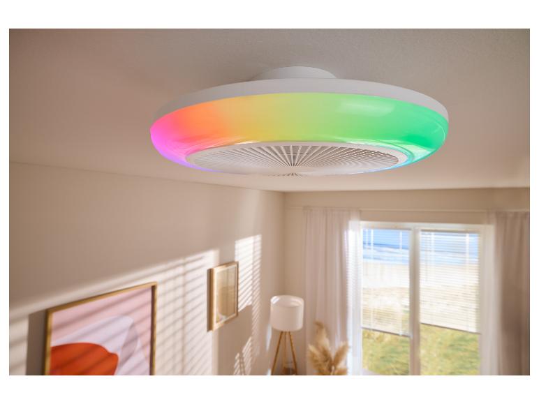 Stropní ventilátor s barevným LED světlem ve světlé místnosti se žaluziemi