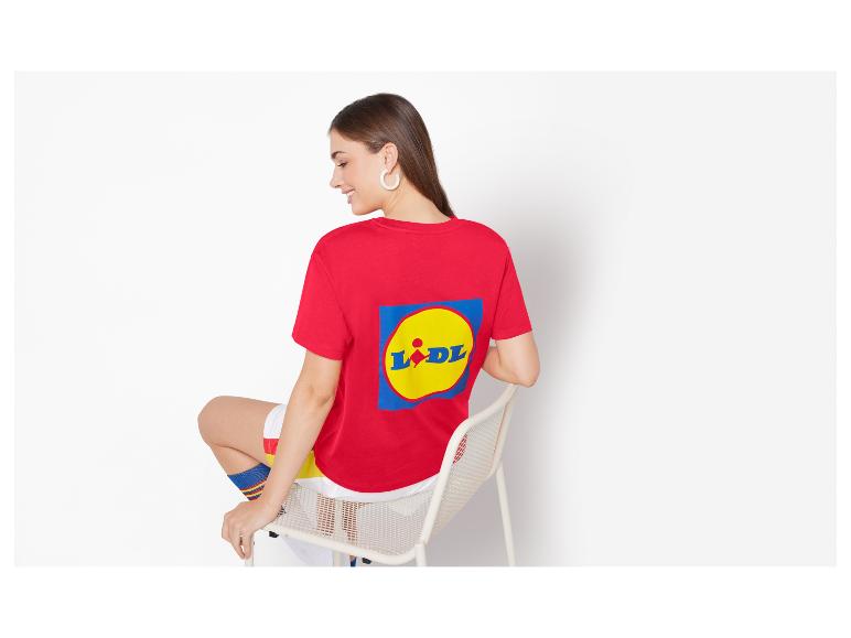 Červené tričko Lidl, bílé šortky a pruhované ponožky.