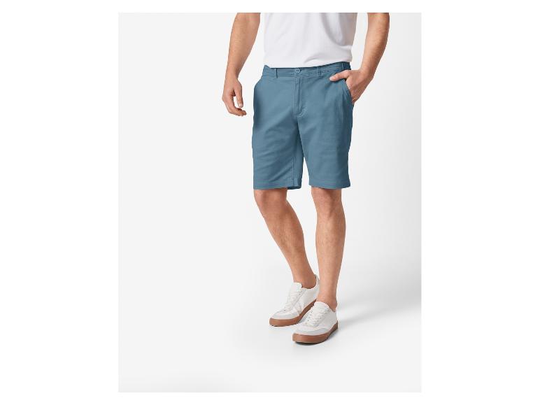 Pánské šortky a tenisky: ležérní styl.