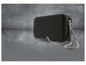Černý přenosný Bluetooth reproduktor odolný proti vodě.