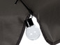 Detailní záběr na kulatou skleněnou lampu připevněnou k černému materiálu.