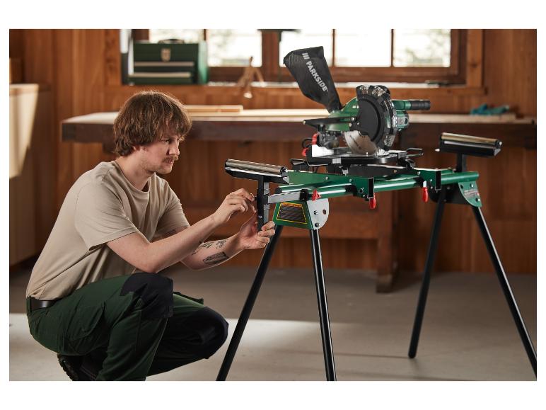 Muž montuje úhlovou pilu Parkside na stojan.