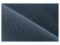 Detailní pohled na tmavě modrý plyšový materiál.