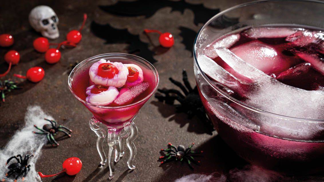 Halloween nápoje s očními bulvami a pavouky.