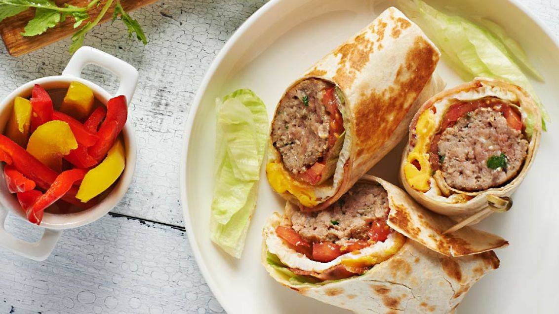 Zákusky s klobásou, vejci a sýrem v tortille.