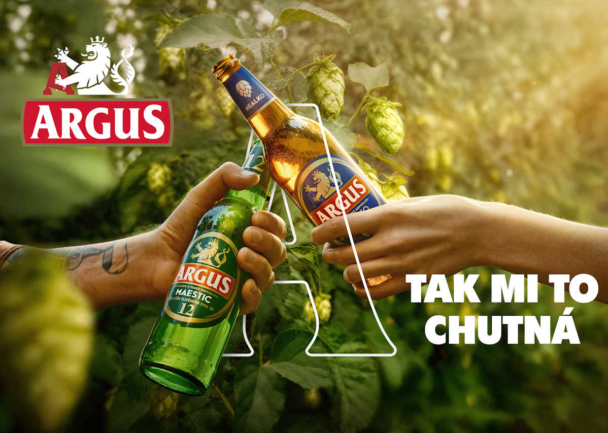 Dvě osoby zdraví se pivem Argus v hopné zahradě. Text: Tak mi to chutná.