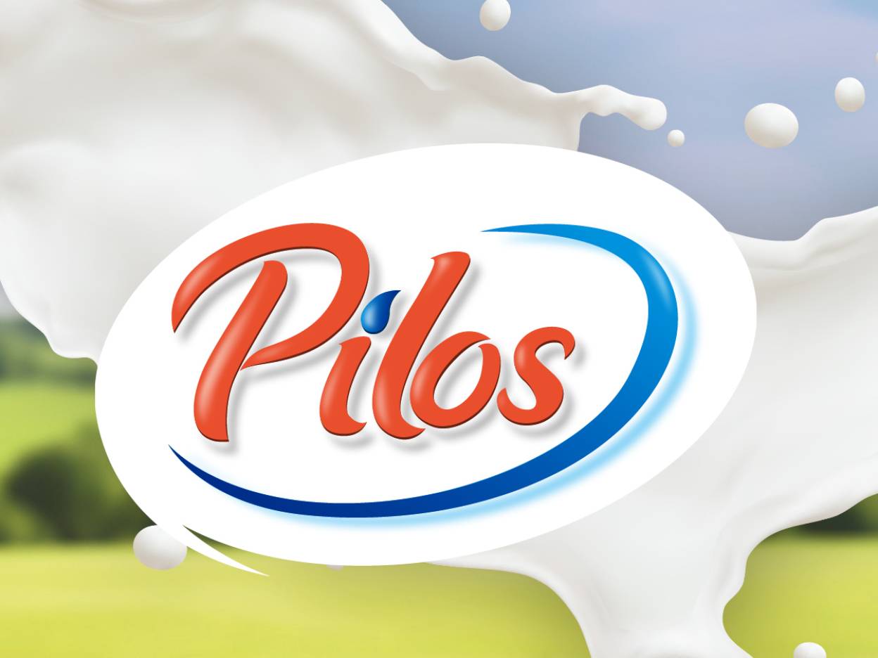 Logo Pilos na pozadí s rozstřikující se smetanou.