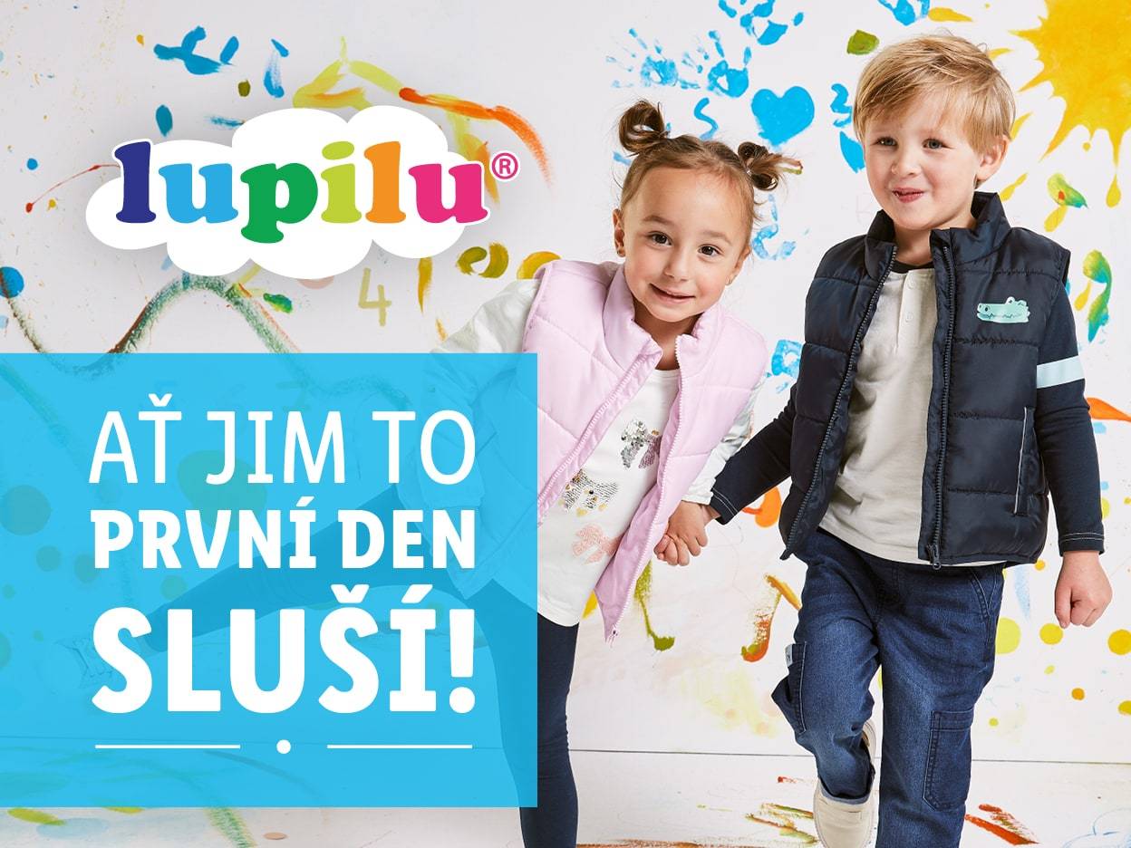 Dvě děti v bundách Lupilu, chlapec a dívka, drží se za ruce před barevným pozadím.